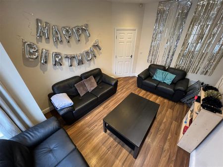 1 bedroom in a house share to rent - Photo 2