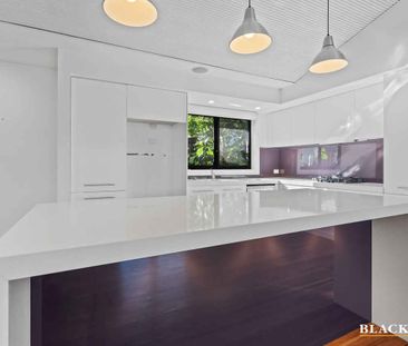 Spacious & Comfortable 4-Bedroom Family Home in Fraser - Photo 2