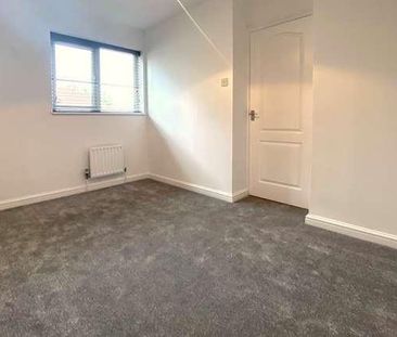 Walnut Tree - Modern Bedroom Home With Parking, MK7 - Photo 3