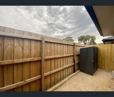 8 Toohey Close, Melton South, Vic 3338 - Photo 5