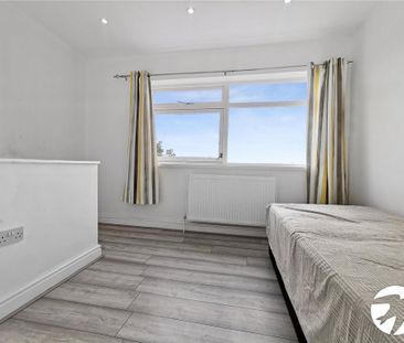 4 bedroom end of terrace house to rent - Photo 2