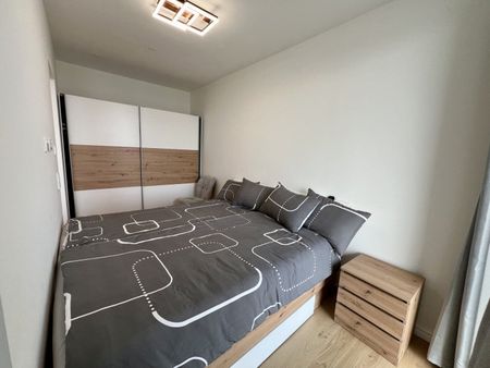 Grünblick Viertel Zwei – Voll möblierte 2-Zimmer-Wohnung im 15. Stock mit Balkon & Fernblick - Photo 4
