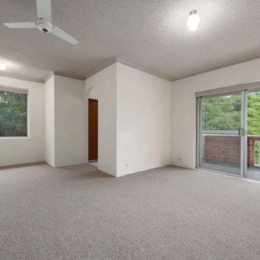 Spacious Top Floor Apartment - Photo 1