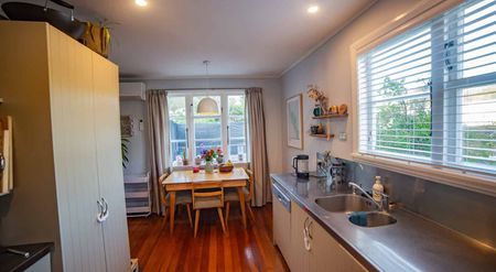 Three Bedrooms, Owhiro Bay - Photo 5