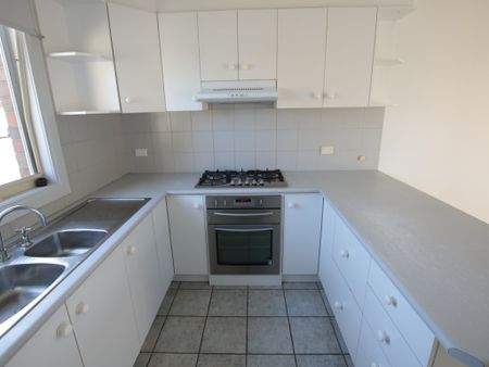 Just a short walk to the Gilbert Road tram this lovely 2 bedroom home is perfectly positioned in prime location. - Photo 2