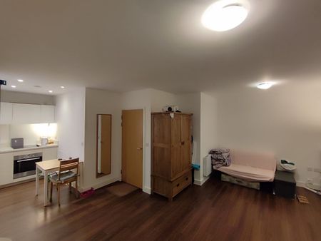 1 Bed Flat, Kings Road, RG1 - Photo 2