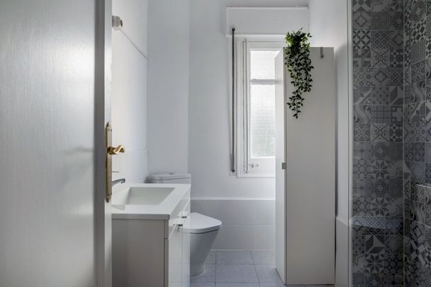 Nice and sunny room in Valencia street - Photo 1