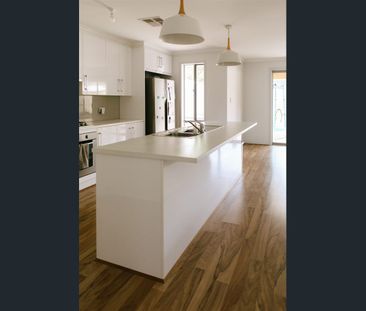 Prime Located 3 bed 2 bath home - Photo 2