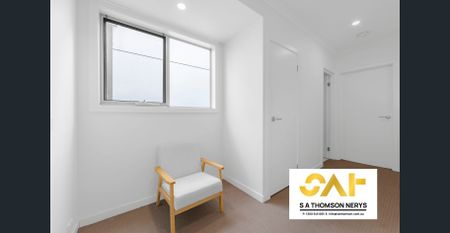 Modern 3-Bedroom Townhouse in a Sought-After Craigieburn Location - Photo 2