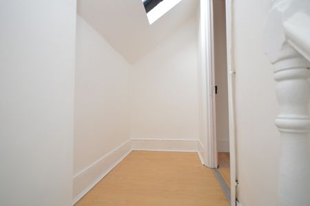 5 Bed Terraced House, Byron Avenue, E12 - Photo 2