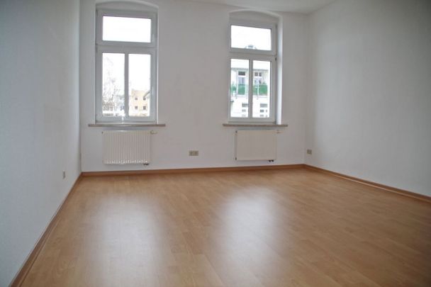 2-Raum • Einbauküche • Gartenmitbenutzung • Laminat • ruhige Lage • Altendorf • mal anschauen? - Photo 1