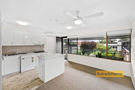 ATTENTION OVER 65'S - 1 BEDROOM UNIT IN PENINSULA VILLAGE - Photo 5