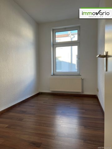 Helle, einfache 3-Raum-Wohnung mit Balkon, Tageslichtbad, Wanne und Abstellraum. Stellplatz möglich - Photo 3