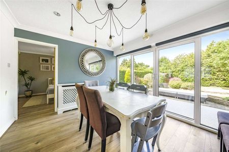 A four double bedroom, detached home to rent in a highly sought after private road in Seer Green. - Photo 5