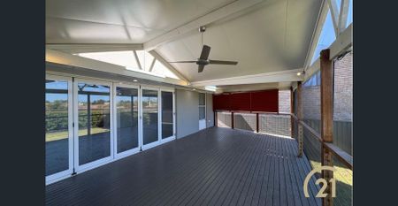 Modern 3 Bedroom Family Home! - Photo 4