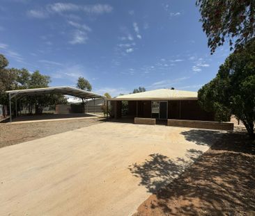 SPACIOUS FOUR BEDROOM, TWO BATHROOM HOUSE WITH 5X CARPORT - Photo 6