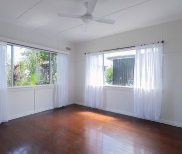 Perfectly positioned 3 bedroom home - Walk to Schools & Hospital - Photo 3