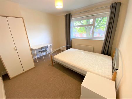 4 bedroom semi-detached house to rent - Photo 5