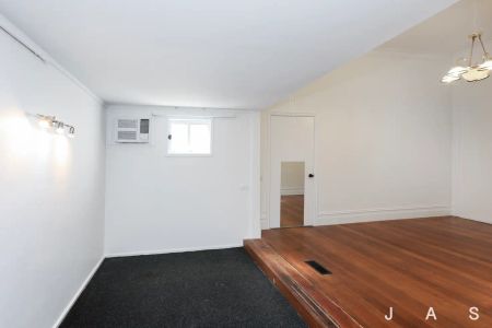 “Timeless Appeal and Modern Comfort in a Private Setting” - Photo 2