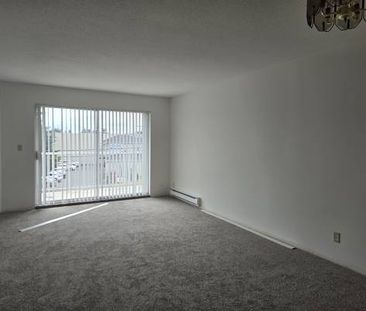 Large Bright Two Bedroom, - Photo 1