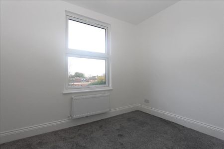 3 bedroom flat to rent - Photo 4