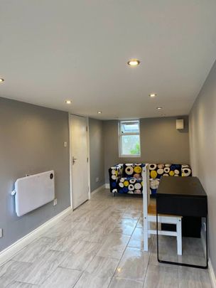 5 Bed Semi-Detached House, Broadlands Road, SO17 - Photo 1