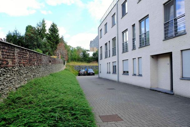 Recente duplex / 2 slaapkamers / garage en kelder / uitstekende locatie - Photo 1