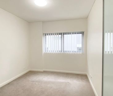 Spacious One Bedroom Apartment with Study - Photo 3