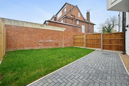 2 bedroom ground floor flat to rent - Photo 2