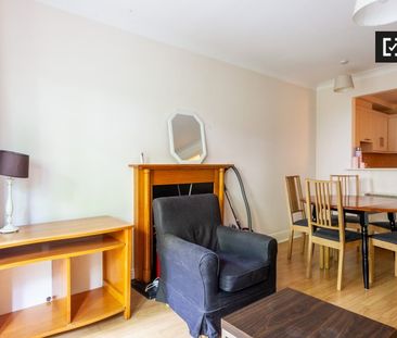 Bed in a twin room in a 2-bedroom flat in Silicon Docks - Photo 4