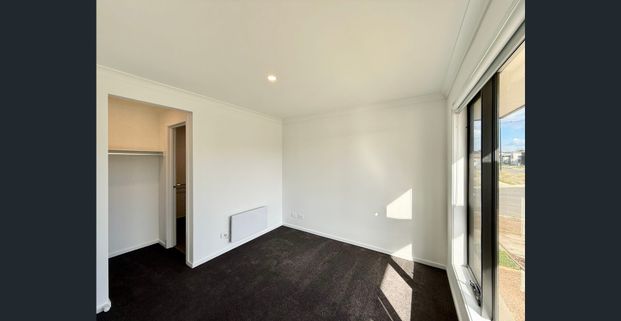 Brand New Family Living in a Thriving Armstrong Creek Pocket - Photo 1