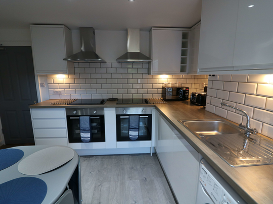 OX Living is proud to present this high-quality 6-bedroom co-living property, perfect for working professionals looking for stylish, stress-free living. Room 5 - Photo 1