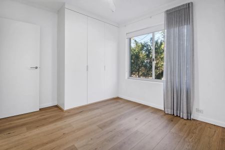 Renovated apartment with lock-up garage moments from Glebe Village - Photo 2