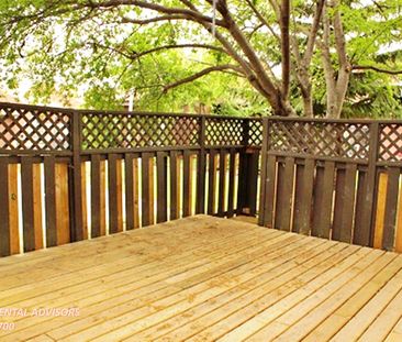 COZY 3 BED, 2.5 BATH, TOWNHOUSE WITH FINISHED BSMT & OUTDOOR PARKIN... - Photo 2