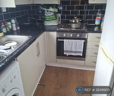 1 bedroom in a flat share to rent - Photo 3