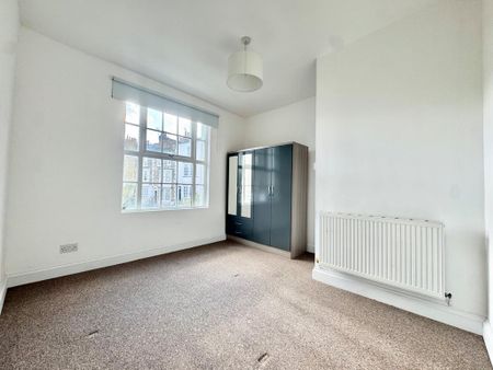 4 bedroom end of terrace house to rent - Photo 3