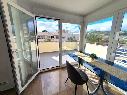 Fully refurbished top floor apartment located in Palma Nova close to the beach. - Photo 1