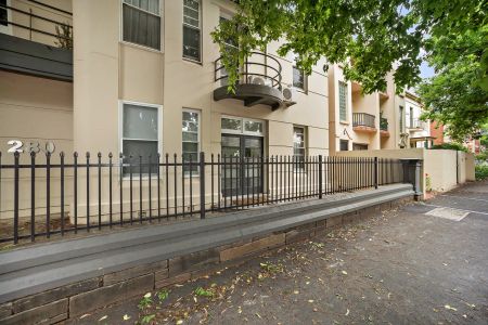 SPACIOUS UNFURNISHED ONE BEDROOM UNIT! - Photo 2
