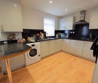 3 bedroom House in Willow Close, Leeds - Photo 6