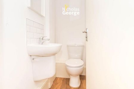 3 bedroom flat to rent - Photo 3