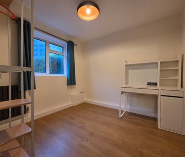 4 Bed Terraced House, Shirley St, E16 - Photo 3