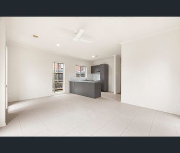 1/17 Crestmont Drive, Melton South, Vic 3338 - Photo 2