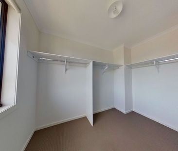 Exceptional Double Storey Home In Ideal Location ! - Photo 3