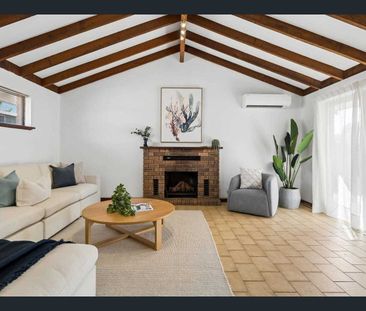 Character Family Living - Photo 4