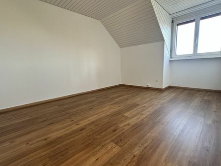 Schöne 3.5 Zimmer-Dachwohnung an ruhiger Lage - Photo 2