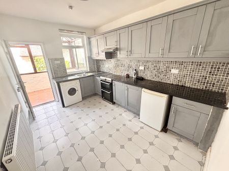 Station Road, Sheffield, Woodhouse - Photo 3