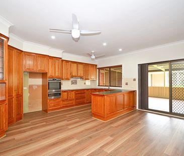 LARGE FAMILY HOME IN GREAT LOCATION!! - Photo 3