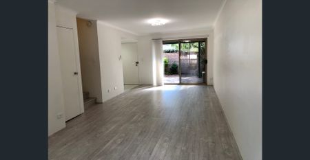 Stylish Renovated Three-Bedroom Townhouse - Photo 5