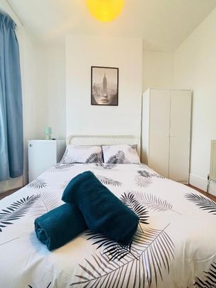 Room in a Shared House, Mossford Street, E3 - Photo 1
