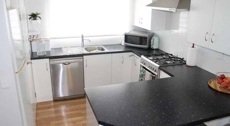 Tidy, sunny family home in a great location - Photo 2